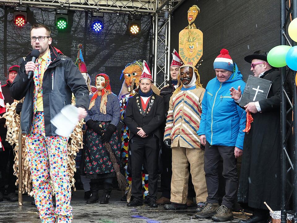 Tausende Besucher beim traditionellen Maskenumzug