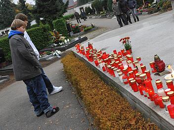 Ein eher seltenes Bild: Kinder auf dem Bamberger Friedhof.Foto: Ronald  Rinklef/Archiv