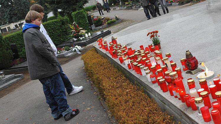 Ein eher seltenes Bild: Kinder auf dem Bamberger Friedhof.Foto: Ronald  Rinklef/Archiv