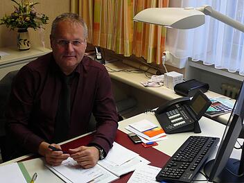 Nicht OP oder Krankenzimmer, der Schreibtisch ist Thilo Penzhorns "Hauptkampfplatz".  Foto: Karina Brock