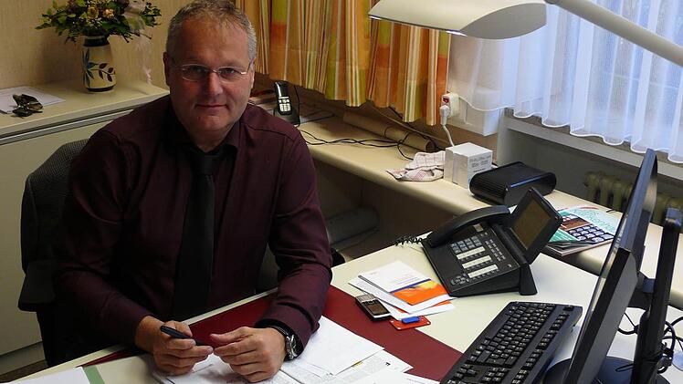 Nicht OP oder Krankenzimmer, der Schreibtisch ist Thilo Penzhorns "Hauptkampfplatz".  Foto: Karina Brock