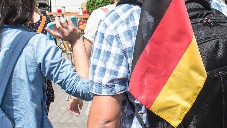 Im Einkaufsgepäck des chinesischen Lehrers ist auch eine deutsche Fahne. Foto: Hein