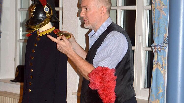 Kreisheimatpfleger Christian Neugebauer erkl&auml;rt Uniformen und milit&auml;rische Ausr&uuml;stungsgegenst&auml;nde.  Foto: Arthur Stollberger