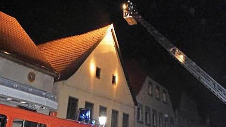 Die Feuerwehr musste im vergangenen Jahr zu 154 Ernstfalleinsätzen ausrücken, darunter waren 45 Brände. Hier kümmerte sich die Wehr um eine Brandstiftung in der Haßfurter Hauptstraße (Bild). Foto: Feuerwehr