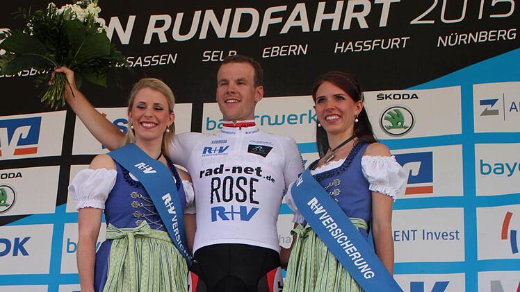 Jonas Koch freut sich über das Trikot für den besten Nachwuchsfahrer.