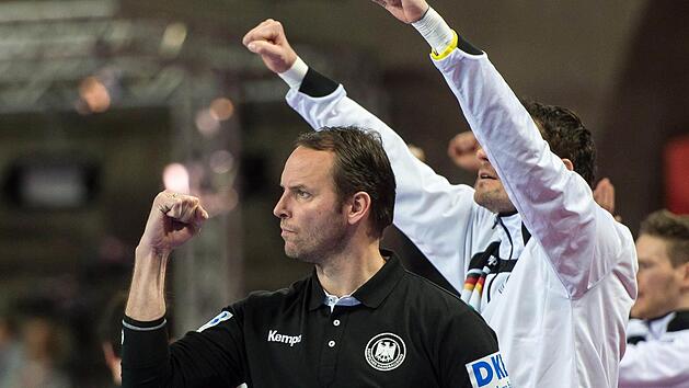Deutschlands Trainer Dagur Sigurdsso ballt die Faust. Mit dem souver&auml;nen 25:21-Sieg qualifizierte sich die deutsche Mannschaft nicht nur f&uuml;r die Hauptrunde bei der Europameisterschaft in Polen, sondern l&ouml;ste eine Euphorie aus. Foto: dpa