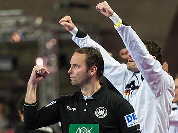 Deutschlands Trainer Dagur Sigurdsso ballt die Faust. Mit dem souveränen 25:21-Sieg qualifizierte sich die deutsche Mannschaft nicht nur für die Hauptrunde bei der Europameisterschaft in Polen, sondern löste eine Euphorie aus. Foto: dpa
