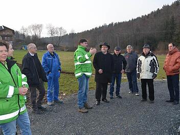 Von der Lage in Grün überzeugten sich die Mitglieder des Bau- und Umweltausschusses unter Vorsitz von Bürgermeister Egon Herrmann (Fünfter von rechts). Sie wurden durch die Bauantragsteller Anja Gehring (links) und Thomas Gehring (Sechster von rechts) vor Ort informiert. Foto: Hofmann