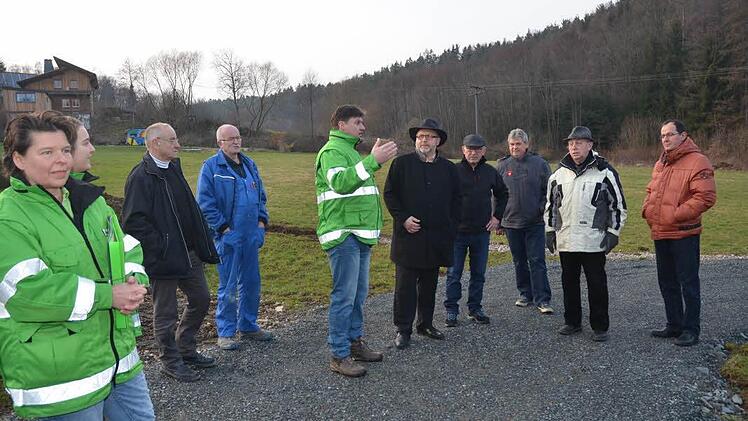 Von der Lage in Grün überzeugten sich die Mitglieder des Bau- und Umweltausschusses unter Vorsitz von Bürgermeister Egon Herrmann (Fünfter von rechts). Sie wurden durch die Bauantragsteller Anja Gehring (links) und Thomas Gehring (Sechster von rechts) vor Ort informiert. Foto: Hofmann