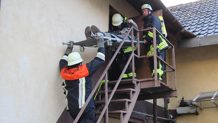 Der Verletzten-Transport über die steile, enge Treppe ist eine echte Herausforderung.  Foto: Winfried Ehling