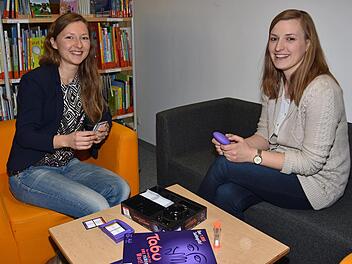Sylvia Schnitzer, Leiterin des Bibliotheks- und Informationszentrums (BIZ) am Dürerweg in Haßfurt (links), und ihre Mitarbeiterin Bernadette Schramm bringen das BIZ zu den Menschen.Ulrike Langer