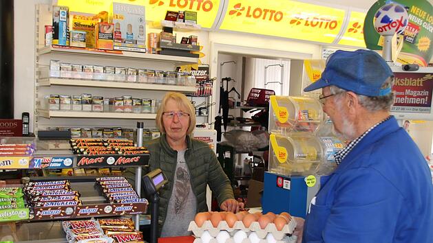 Von Duschgel bis Lotto und von Zeitschriften bis frische Eier: Margot Hartmann versorgt Touristen und Anwohner in der Kurhausstraße mit dem Notwendigsten. Vor kurzem wurde in dem kleinen Laden wieder einmal eingebrochen, aber ein Nachbar sorgte für eine schnelle Festnahme der Täter. Foto: Ralf Ruppert