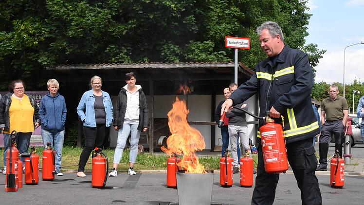So löscht man einen brennenden Mülleimer.