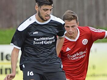 Der bisherige Friesener Landesligaspieler Cancut Civelek (links) - hier im Duell mit dem Lichtenfelser Tobias Zollnhofer - wechselt zum Bezirksliga-Aufsteiger SC Sylvia Ebersdorf. Der Neustadter ist der J&uuml;ngste von drei fu&szlig;ballbegeisterten Br&uuml;dern.  Foto: CT-Archiv