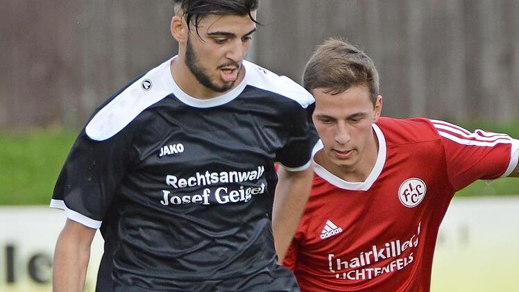 Der bisherige Friesener Landesligaspieler Cancut Civelek (links) - hier im Duell mit dem Lichtenfelser Tobias Zollnhofer - wechselt zum Bezirksliga-Aufsteiger SC Sylvia Ebersdorf. Der Neustadter ist der J&uuml;ngste von drei fu&szlig;ballbegeisterten Br&uuml;dern.  Foto: CT-Archiv