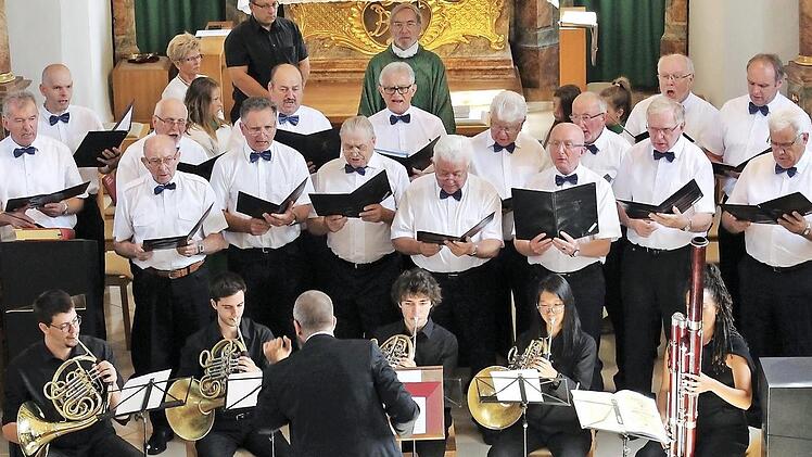 Professor Dankwart Schmidt (oben) und das Collegium Musicum (unten) in der Pfarrkirche Fotos: Evi Seeger