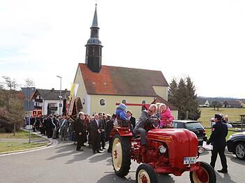 Der Festzug von der Kirche zur "Schmetterling"-Halle. Foto: Franz Galster