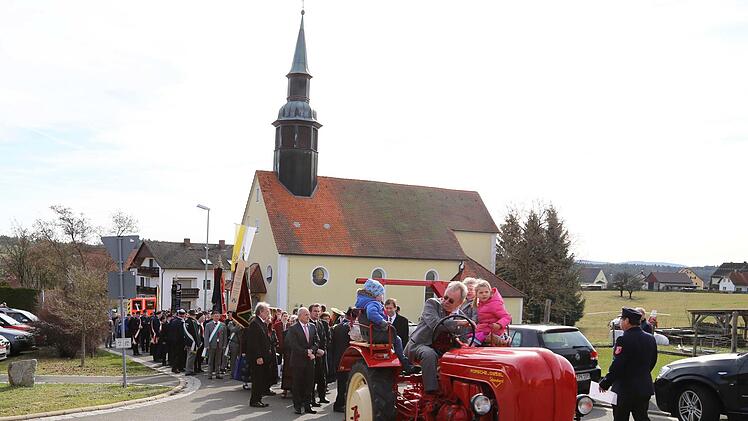 Der Festzug von der Kirche zur "Schmetterling"-Halle. Foto: Franz Galster