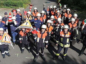 Dass Anstrengung auch Spaß machen kann, zeigen die Feuerwehrleute aus Hausen, Kleinbrach und Stralsbach nach ihren erfolgreichen Leistungsprüfungen.  Foto: Maximilian Fichtl
