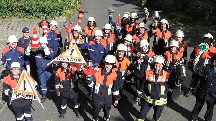 Dass Anstrengung auch Spaß machen kann, zeigen die Feuerwehrleute aus Hausen, Kleinbrach und Stralsbach nach ihren erfolgreichen Leistungsprüfungen.  Foto: Maximilian Fichtl