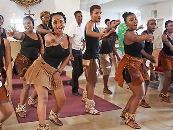 Außergewöhnliche Klänge schallten am Dienstagabend durch die Heilgersdorfer Kirche: Der Jugendchor "Thlokomela" aus Namibia zeigte vollen Körpereinsatz.  Foto: Bettina Knauth