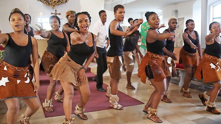Außergewöhnliche Klänge schallten am Dienstagabend durch die Heilgersdorfer Kirche: Der Jugendchor "Thlokomela" aus Namibia zeigte vollen Körpereinsatz.  Foto: Bettina Knauth