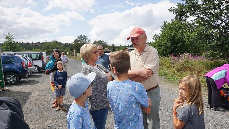 Michael Geier, der Leiter der Bayerischen Verwaltungsstelle des  Biosphärenreservat Rhön, im Gespräch mit Besuchern. Marion Eckert