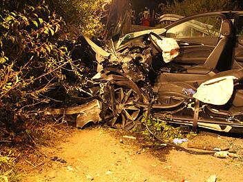 In Oberfranken ereignete sich auf der Staatsstra&szlig;e ein schwerer Verkehrsunfall. Drei Menschen sind verletzt. Foto: Holzheimer/News5