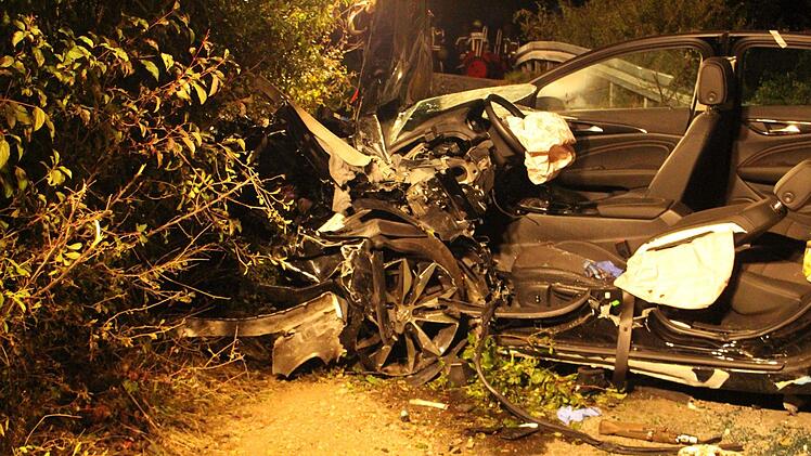 In Oberfranken ereignete sich auf der Staatsstraße ein schwerer Verkehrsunfall. Drei Menschen sind verletzt. Foto: Holzheimer/News5