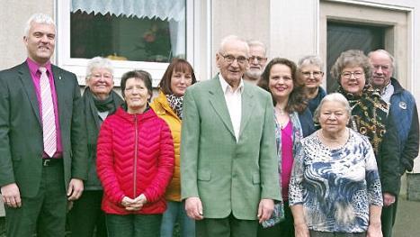 Rudolf Enders (Mitte) feierte 85. Geburtstag. Das Bild zeigt ihn im Kreise seiner Familie und der Gratulanten.  Foto: Heike Schülein