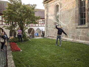 Michael Wiessner bei seiner Vorführung mit dem Wurfnetz Foto: privat