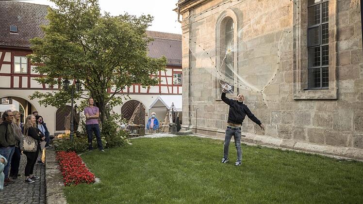 Michael Wiessner bei seiner Vorführung mit dem Wurfnetz Foto: privat