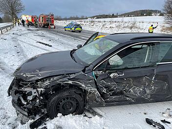 Nach starkem Schneefall: Autos kollidieren im Begegnungsverkehr