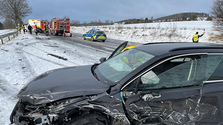 Nach starkem Schneefall: Autos kollidieren im Begegnungsverkehr