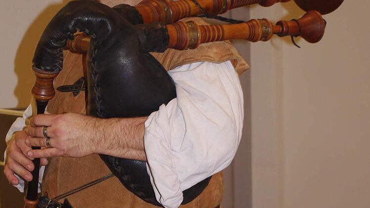 Musikprogramm: Passend zur Geschichte von Udo Georg Gellner spielte Joseph Stengel auf dem Dudelsack.