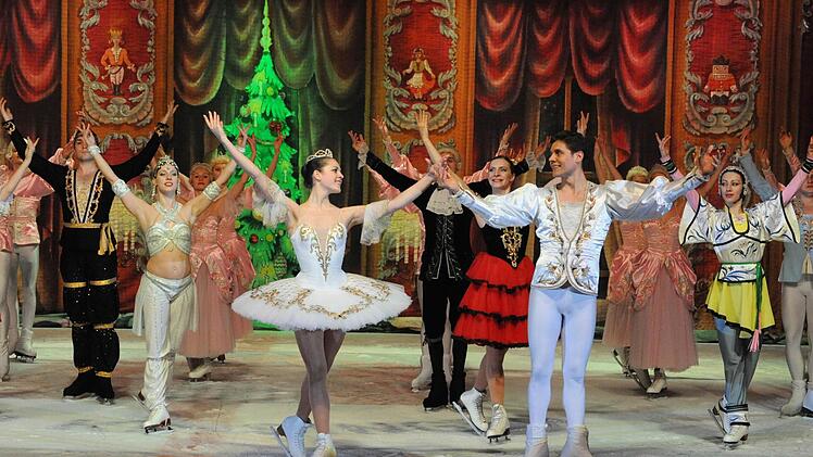 Gefeiert wurde das St. Petersburger Staatsballett on Ice, das in Bad Kissingen einen furiosen Auftritt mit dem "Nussknacker" hinlegte.  Fotos: Hopf