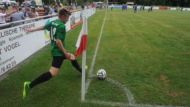Szene aus dem Spiel des FC 05 Schweinfurt (grüne Trikots) gegen die Bayernauswahl (0:1).
