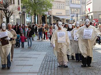 Mit ihrem Zug durch die Spitalgasse machen Mitarbeiterinnen und Mitarbeiter der katholischen Arbeitslosenberatungsstellen auf die Konsequenzen von Hartz IV für Betroffene aufmerksam. Foto: Helke Renner