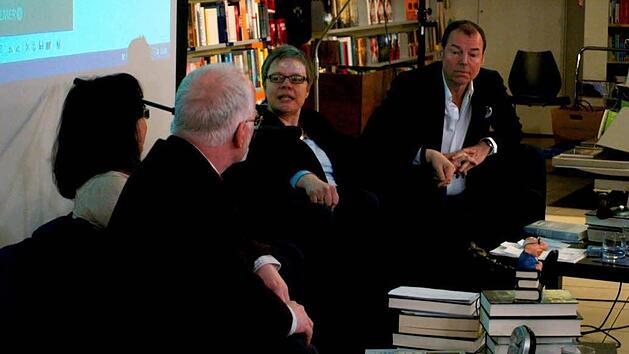 Zwischen und über Bücher diskutierten die geladenen Autoren mit Asli Heinzel (links).  Foto: Andreas Thamm