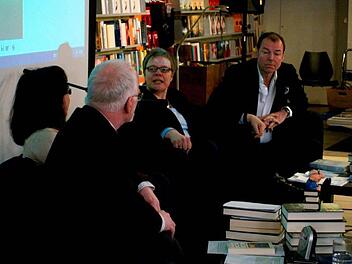 Zwischen und über Bücher diskutierten die geladenen Autoren mit Asli Heinzel (links).  Foto: Andreas Thamm