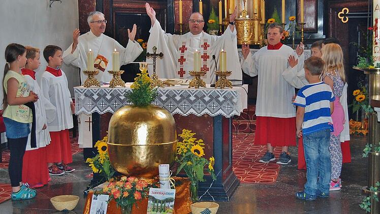 Pfarrer Gerd Greier (rechts) und Diakon Christoph Glaser zelebrierten den Gedenkgottesdienst  Foto: Sigismund von Dobschütz