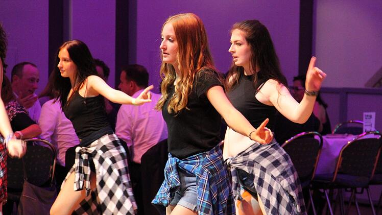 Beim Abiball gab es in den Tanzpausen abwechslungsreiche Shows. Viel Beifall bekamen auch die Mädchen der Videoclipdancer, die in der Tanzschule Ivan Barbic trainieren.  Foto: Katharina Müller-Sanke