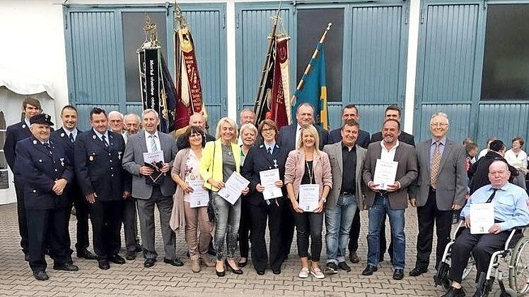 Bei der Feier zum 140-jährigen Bestehen gab es natürlich auch Ehrungen verdienter Mitglieder. Foto: Feuerwehr Röttenbach