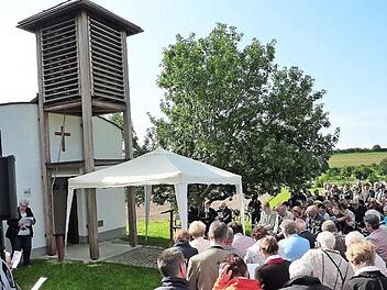 Groß war die Beteiligung der Bevölkerung beim Jubiläumsfestgottesdienst mit Feier des Heiligen Abendmahles anlässlich 25 Jahre Grenz- und Friedenskapelle bei Burggrub. Foto: Gerd Fleischmann