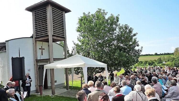 Groß war die Beteiligung der Bevölkerung beim Jubiläumsfestgottesdienst mit Feier des Heiligen Abendmahles anlässlich 25 Jahre Grenz- und Friedenskapelle bei Burggrub. Foto: Gerd Fleischmann