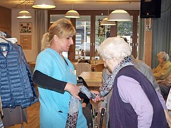  Therapeutin Elke Gampert hilft den Bewohnern des Heims gerne bei der Auswahl der Kleidungsstücke. Foto: Susanne Deuerling