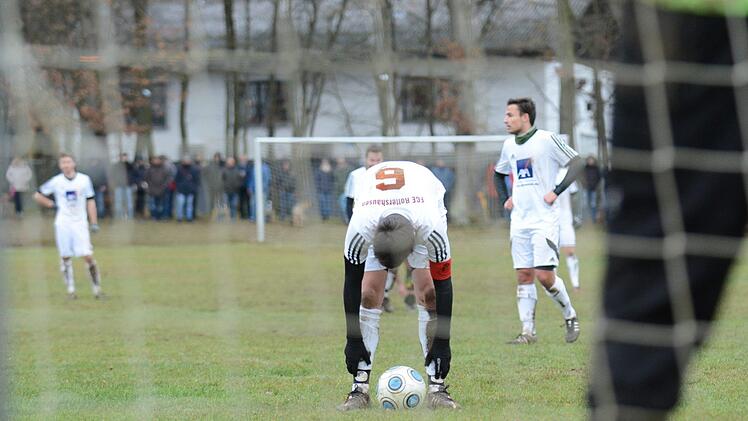 Rottershausens Andre Seufert tritt zum Elfmeter gegen den FC Poppenlauer an. Die Spirken drehen einen 0:2-Rückstand zum 3:2-Sieg. ssp