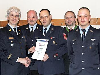 Ehrung bei der Oberfüllbacher Wehr (von links): Siegmar Faber, Stefan Zapf, Kreisbrandmeister Jochen Mann, Michael Müller, Bürgermeister Bernd Reisenweber, Dominik Faber, Udo Herr  Foto: Alexandra Kemnitzer