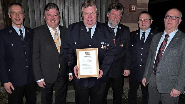 Jürgen Angermann ist seit 40 Jahren Feuerwehrmann. Im Bild (von links) Vorsitzender Günter Kolb, Landrat Klaus Peter Söllner, Jürgen Angermann, Kreisbrandmeister Wolfgang Kunert, Kommandant Klaus Wollnik und Bürgermeister Stephan Heckel-Michel.  Foto: Werner Reißaus