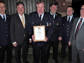 Jürgen Angermann ist seit 40 Jahren Feuerwehrmann. Im Bild (von links) Vorsitzender Günter Kolb, Landrat Klaus Peter Söllner, Jürgen Angermann, Kreisbrandmeister Wolfgang Kunert, Kommandant Klaus Wollnik und Bürgermeister Stephan Heckel-Michel.  Foto: Werner Reißaus